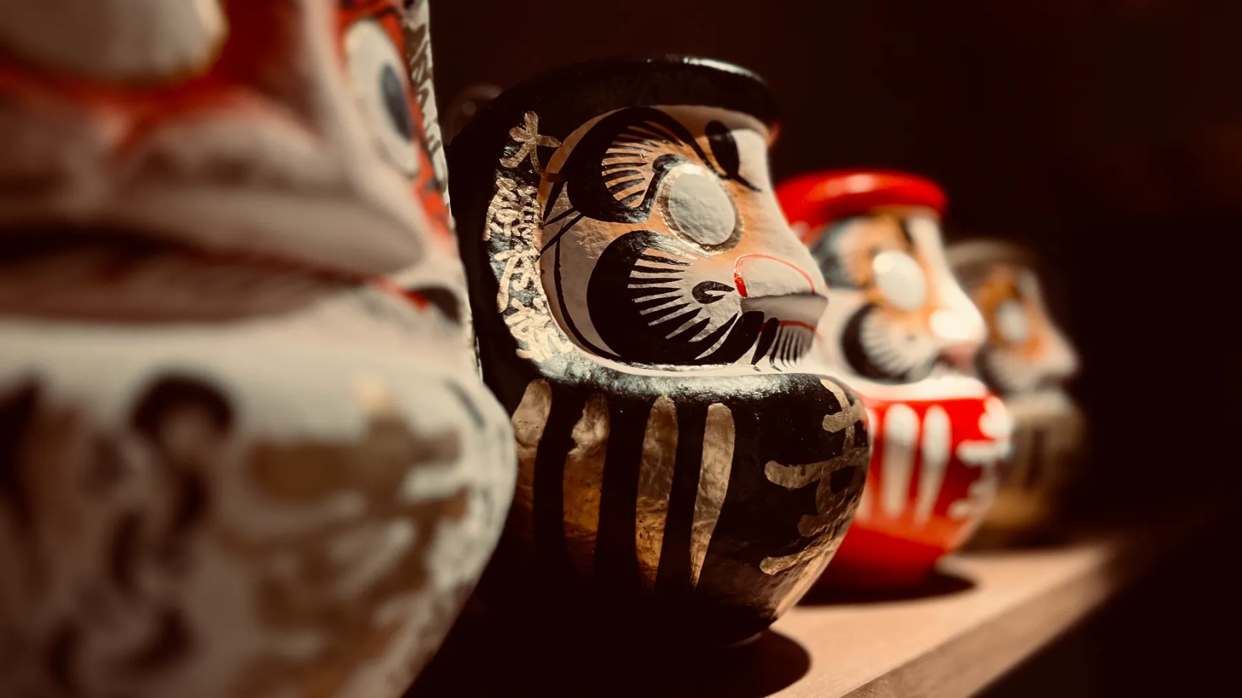 店内に並ぶ幸だるまのだるま